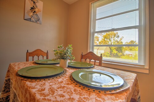 Vintage 2 bed 1 bath house with fenced in backyard in the heart of Valdosta.