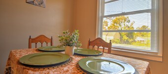 Vintage 2 bed 1 bath house with fenced in backyard in the heart of Valdosta.