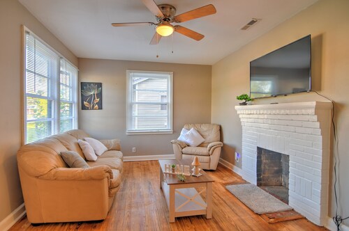 Vintage 2 bed 1 bath house with fenced in backyard in the heart of Valdosta.