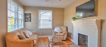 Vintage 2 bed 1 bath house with fenced in backyard in the heart of Valdosta.