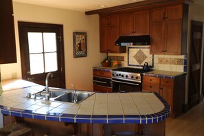 Mikrovågsugn, ugn, spishäll och diskmaskin