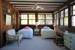 5 bedrooms, iron/ironing board, WiFi, bed sheets