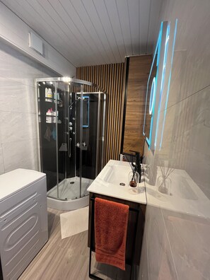 Dusche, umweltfreundliche Kosmetikartikel, Haartrockner, Handtücher