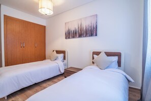 2 bedrooms, iron/ironing board, internet, bed sheets