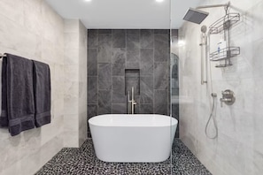 Shower, hair dryer, towels, soap - Sleeps 15! - EV Charger - 75" TV - Soaker Tub - 1 Block to Downtown Crosby! (Crosby)
