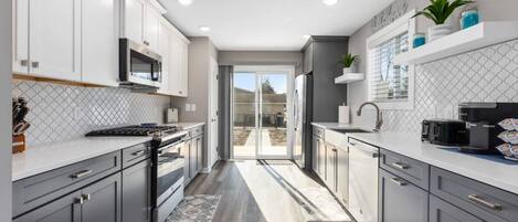 Een magnetron, een oven, een kookplaat, een vaatwasser