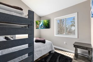 5 bedrooms, iron/ironing board, WiFi, bed sheets