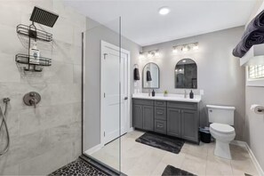 Shower, hair dryer, towels, soap - Sleeps 15! - EV Charger - 75" TV - Soaker Tub - 1 Block to Downtown Crosby! (Crosby)