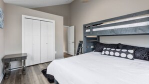 Ein Schlafzimmer mit einem Etagenbett, einem Schreibtisch und einem Kleiderschrank.