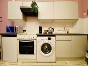 Kylskåp, mikrovågsugn, ugn och spishäll