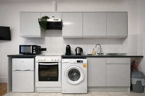 Réfrigérateur, four à micro-ondes, un four, surface de cuisson