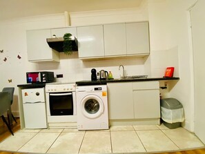 Fridge, microwave, oven, stovetop - British-style (01) Studio - Hyde Park (Greater London)