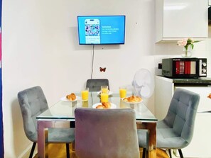 Dining - British-style (01) Studio - Hyde Park (Greater London)