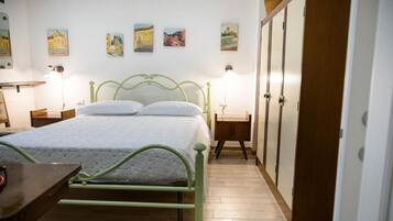 Schreibtisch, laptopgeeigneter Arbeitsplatz, kostenloses WLAN