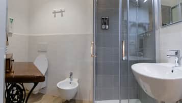 Doppelzimmer, 1 Queen-Bett, Nichtraucher | Badezimmer | Dusche, Haartrockner, Handtücher