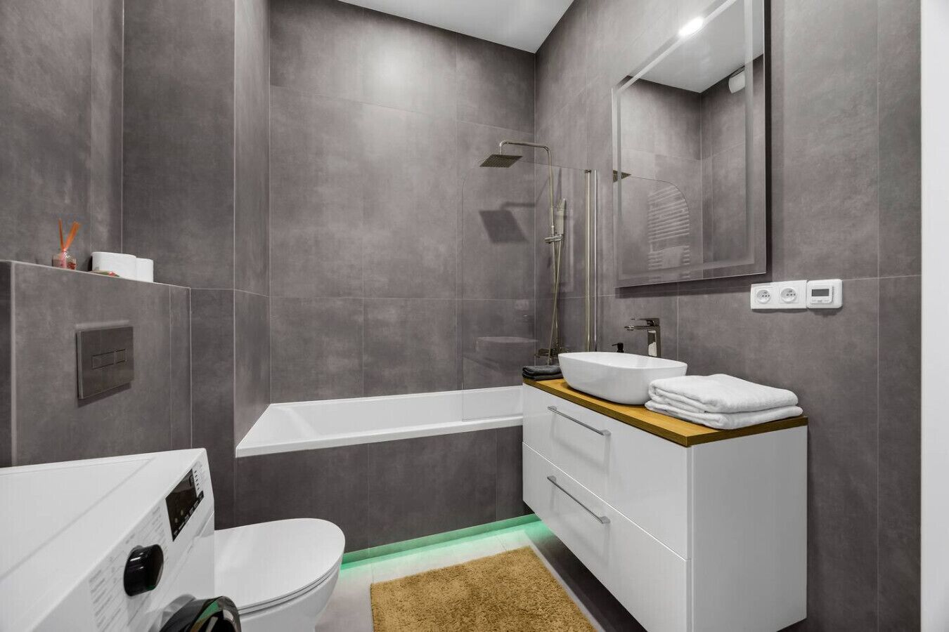 Une salle de bain moderne avec une baignoire, des toilettes et un lavabo.