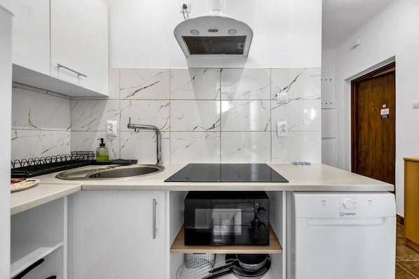 Fridge, microwave, stovetop, dishwasher