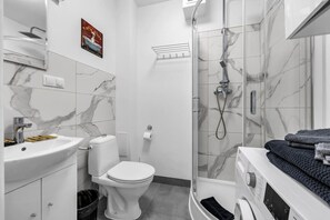 ヘアドライヤー、タオル、トイレットペーパー
