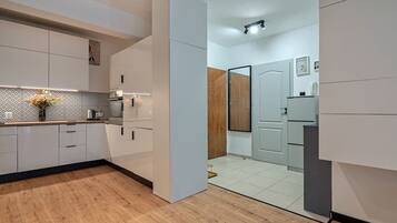 Køleskab, mikrobølgeovn, ovn, kogeplade