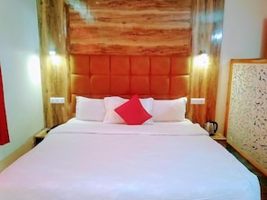Luxury Double Room, Mountain View | Desk, free WiFi