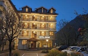 Front of property - Hotel Oscar Mountain Retreat (Manali)