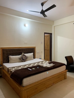 Deluxe Double Room, Mountain View | Desk, free WiFi