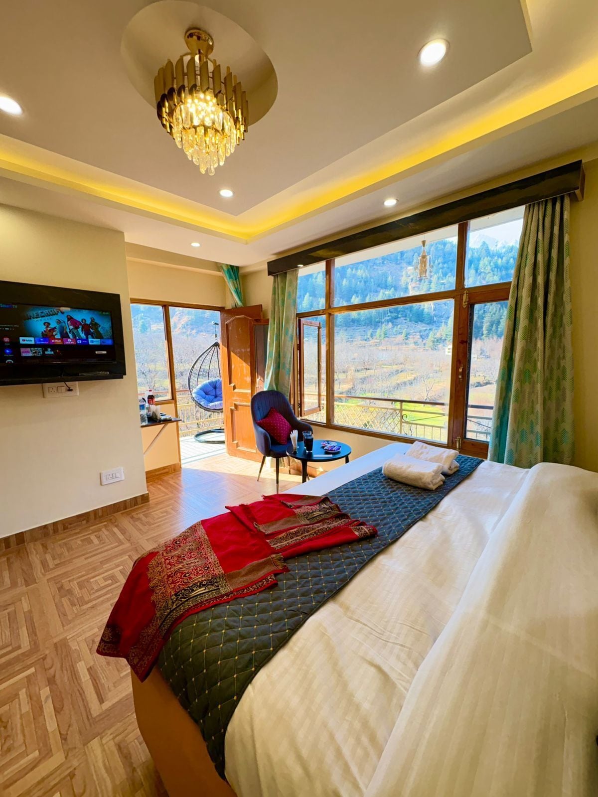 Premium bedding, desk, rollaway beds, free WiFi