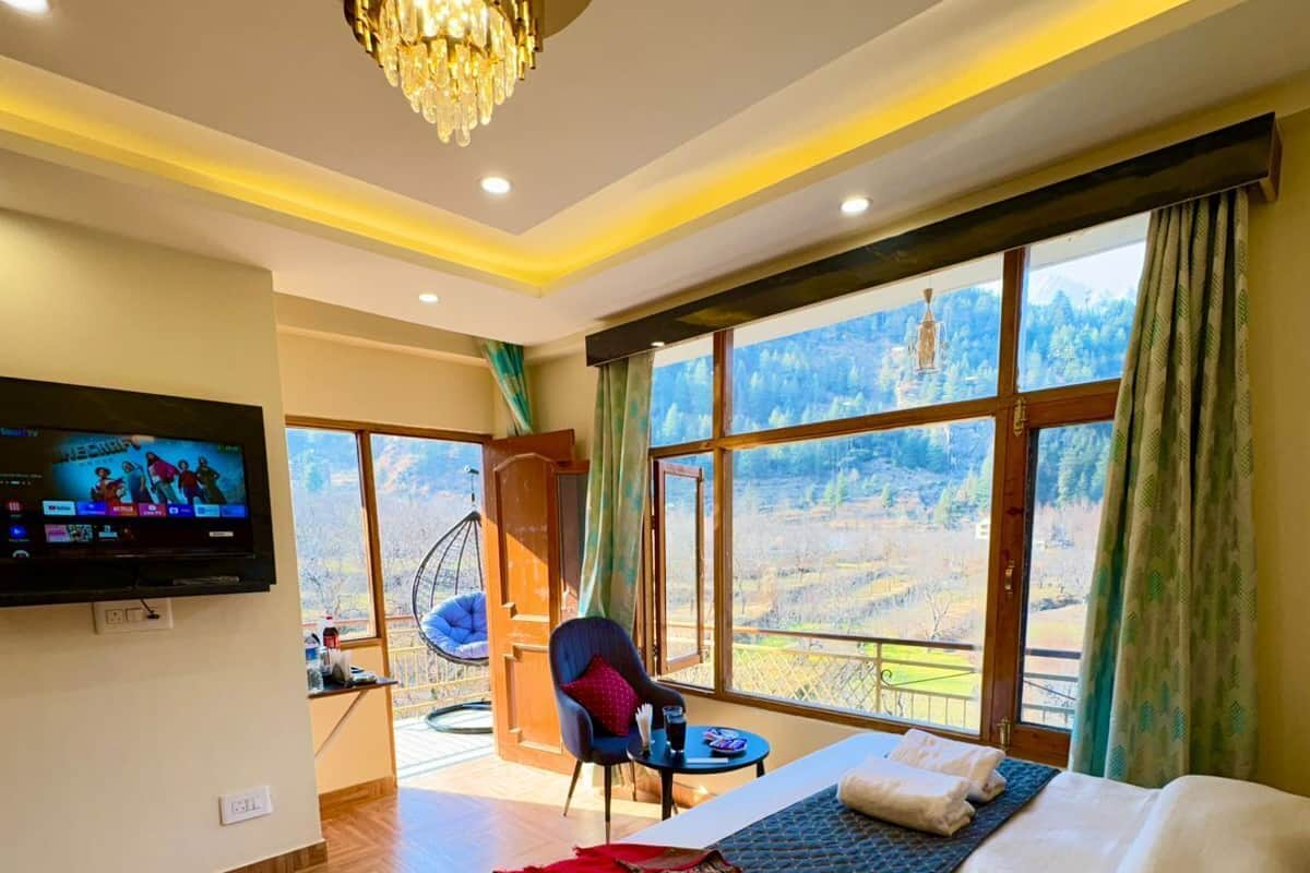 Premium bedding, desk, rollaway beds, free WiFi