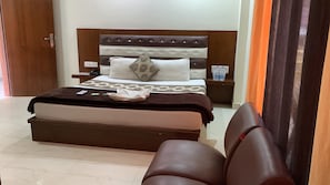 Classic Double Room, Mountain View | Desk, free WiFi