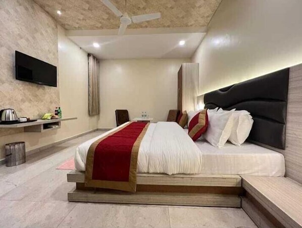 Comfort Studio Suite, Mountain View | Desk, free WiFi