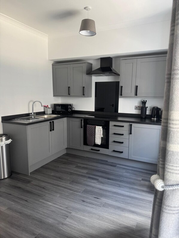 Private kitchen - Modern City-Centre Apartment in Perth – Stylish & Comfortable Stay (Perth)