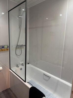 Hair dryer, towels, soap, toilet paper - Modern City-Centre Apartment in Perth – Stylish & Comfortable Stay (Perth)