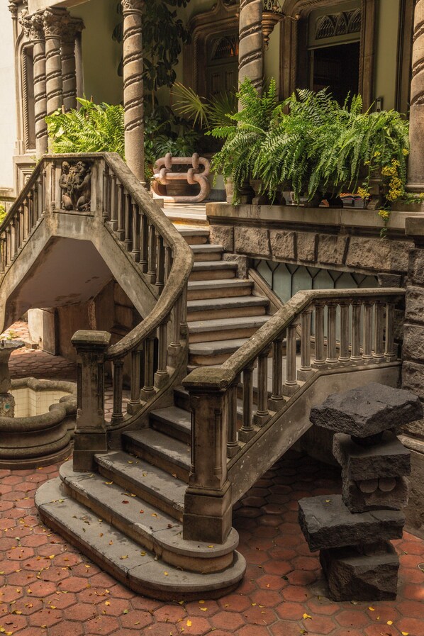 Vista frontal de la propiedad por la tarde o noche