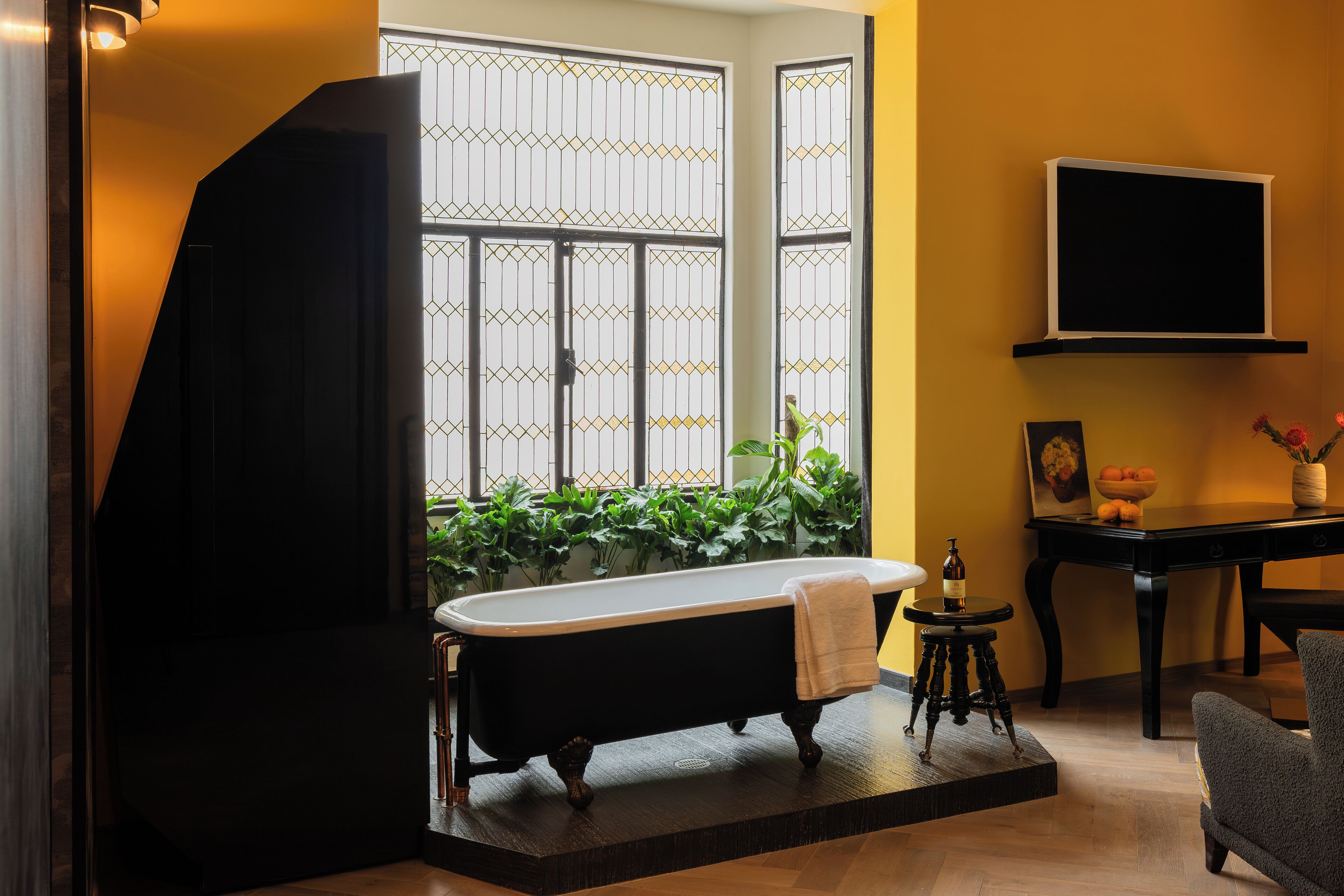 Deluxe Room, Courtyard View | Bathroom | Hair dryer, slippers, towels, soap