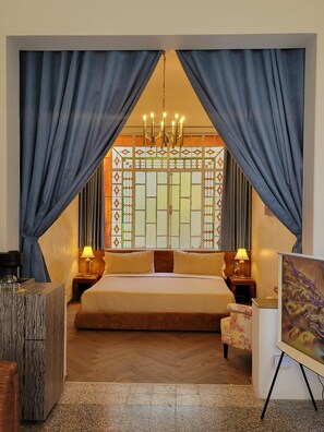 Habitación Deluxe, 1 cama de matrimonio grande | Caja fuerte, escritorio, sistema de insonorización y wifi gratis