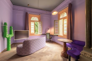Deluxe Room | Living area