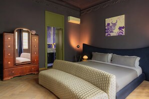 Habitación Deluxe, balcón, vista a la ciudad | Caja de seguridad en la habitación, escritorio y insonorización 