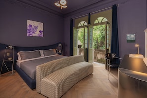 Habitación Deluxe, balcón, vista a la ciudad | Caja de seguridad en la habitación, escritorio y insonorización