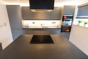 Microondas, horno, placa de cocina, lavavajillas