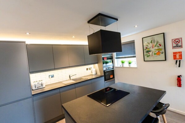 Mikrovågsugn, ugn, spishäll och diskmaskin