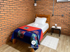 Cabin | Premium bedding, free WiFi, individually decorated - Pousada Dona Teresinha | Piscina Aquecida | Café - São Bonifácio - SC (São Bonifácio)