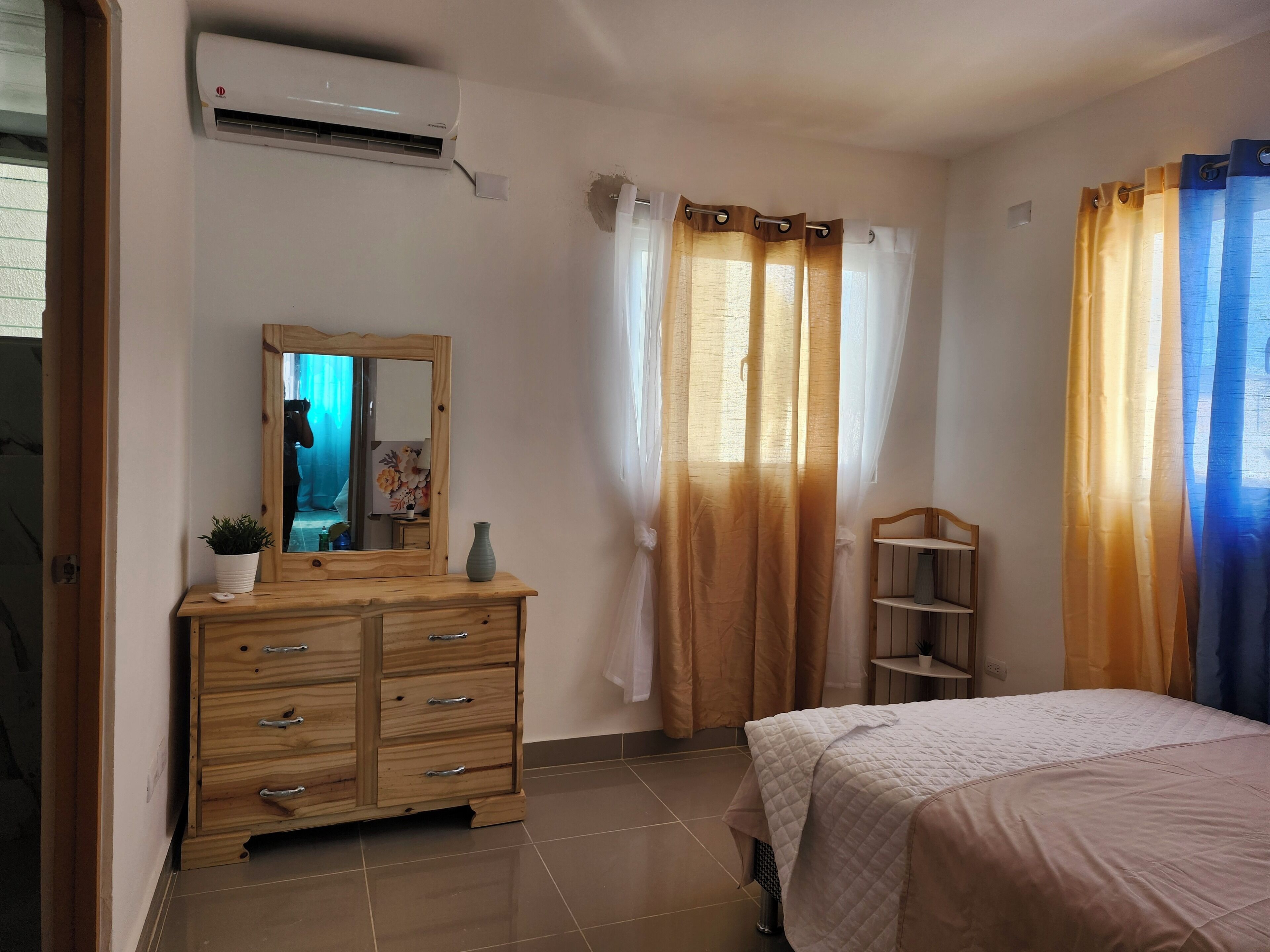 3 habitaciones, tabla de planchar con plancha, wifi y ropa de cama 