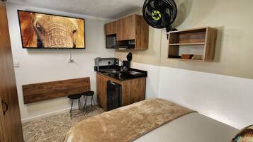 Edredón, camas Select Comfort y caja de seguridad en la habitación