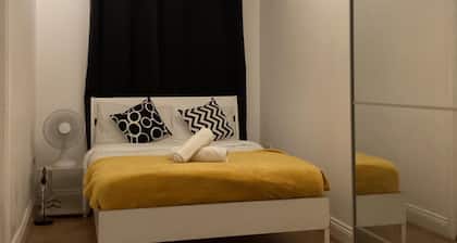 London Heathway Bliss - Spacious 4-bed House