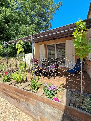 Gîte sleeps 2 to 4 pool jacuzzi