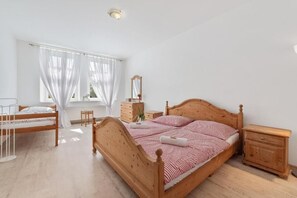 1 habitación, tabla de planchar con plancha y ropa de cama 