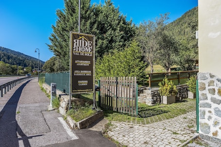 Property grounds. Apartment 'Ride Home 3' with Mountain View, Shared Garden and Wi-Fi