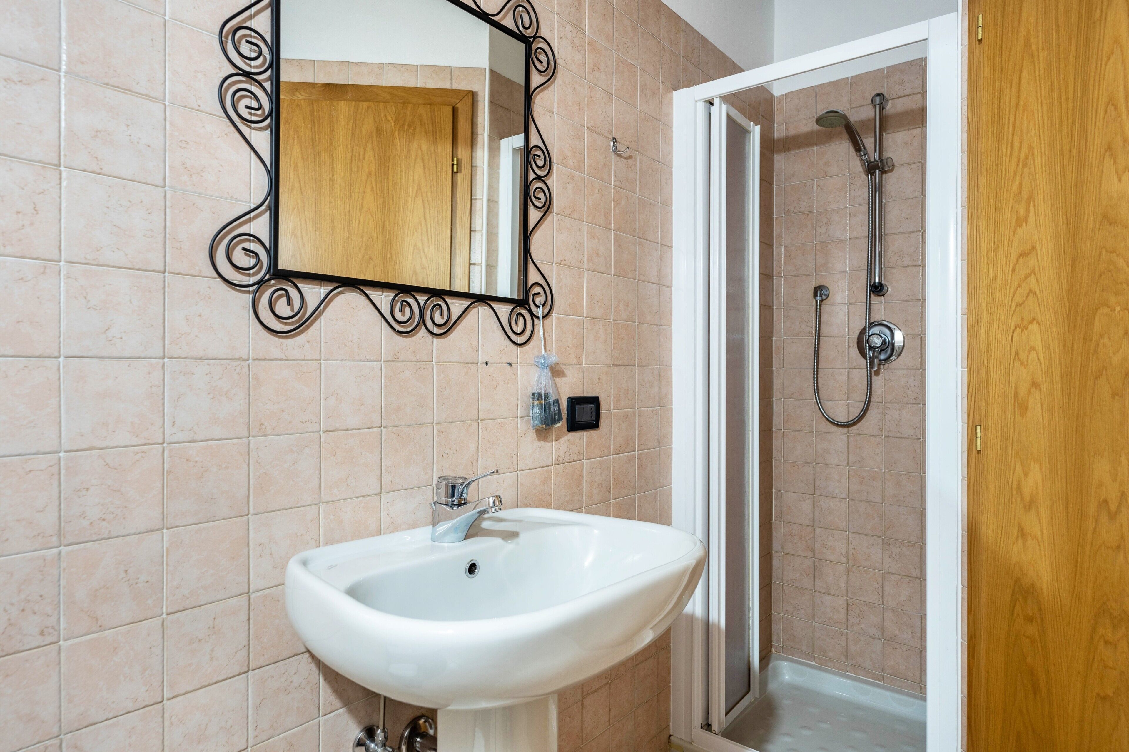 Douche, sèche-cheveux, serviettes fournies