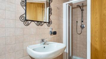 Douche, sĂšche-cheveux, serviettes fournies