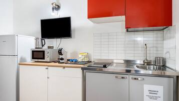 Refrigerador, microondas, parrilla de estufa y cafetera y tetera